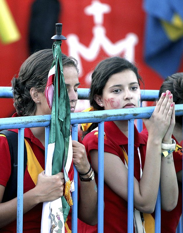 Varias jóvenes durante la misa de bienvenida a los peregrinos de la Jornada Mundial de la Juventud (JMJ)