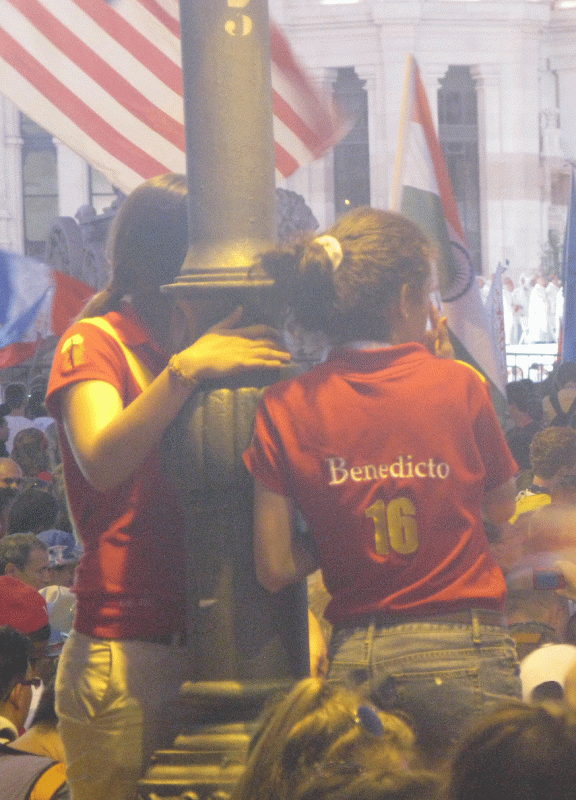 Una menor, con una camiseta de "Benedicto 16"