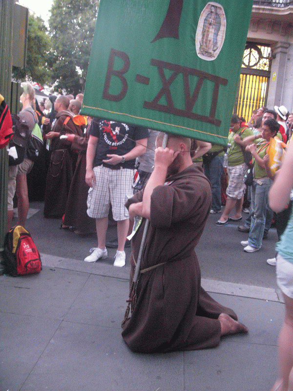 Un peregrino escucha la misa oficiada por el cardenal Rouco Varela