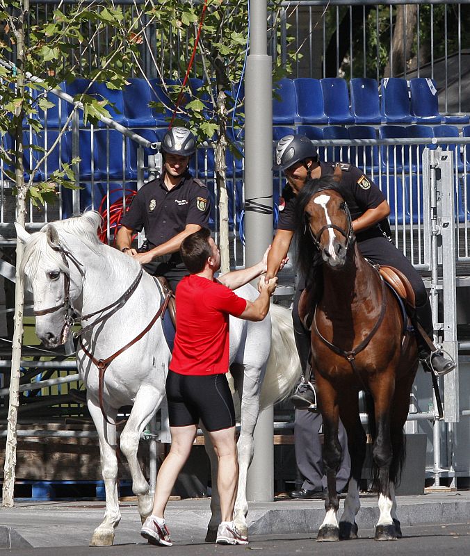 Un peregrino saluda a dos policías a caballo