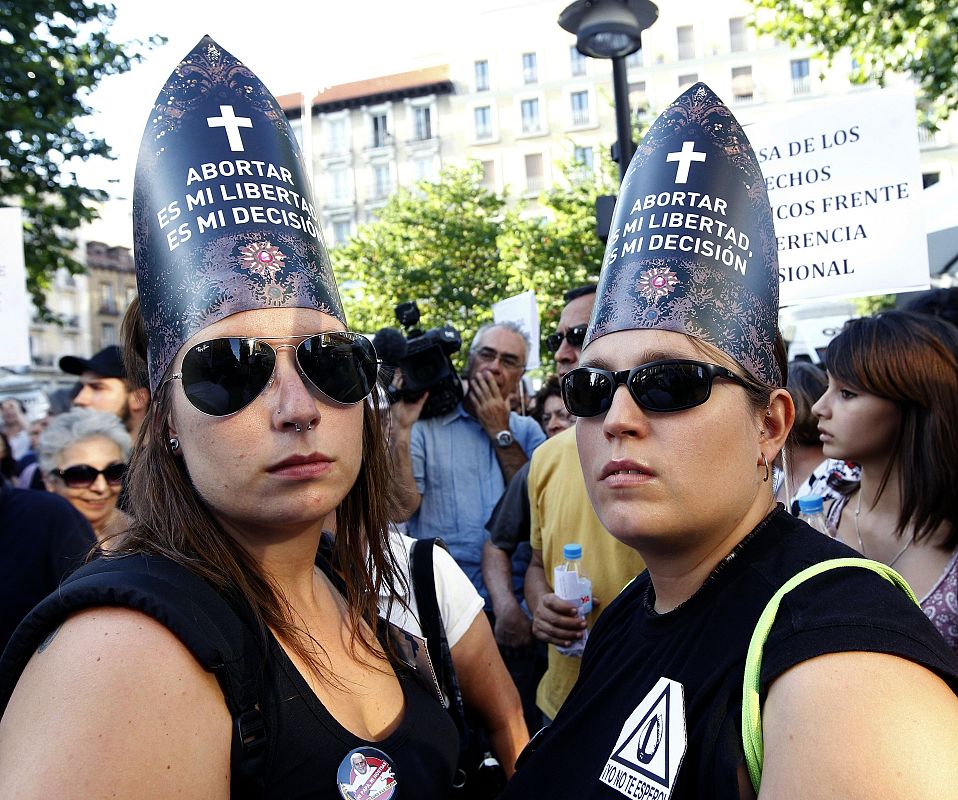 Dos jóvenes durante la marcha laica llevada a cabo esta tarde en Madrid, en protesta por la celebración de la Jornada Mundial de la Juventud (JMJ) y la visita a la capital del papa Benedicto XVI