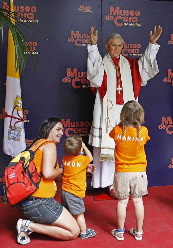 El Museo de Cera de Madrid ha sacado a la calle la figura del papa Benedicto XVI