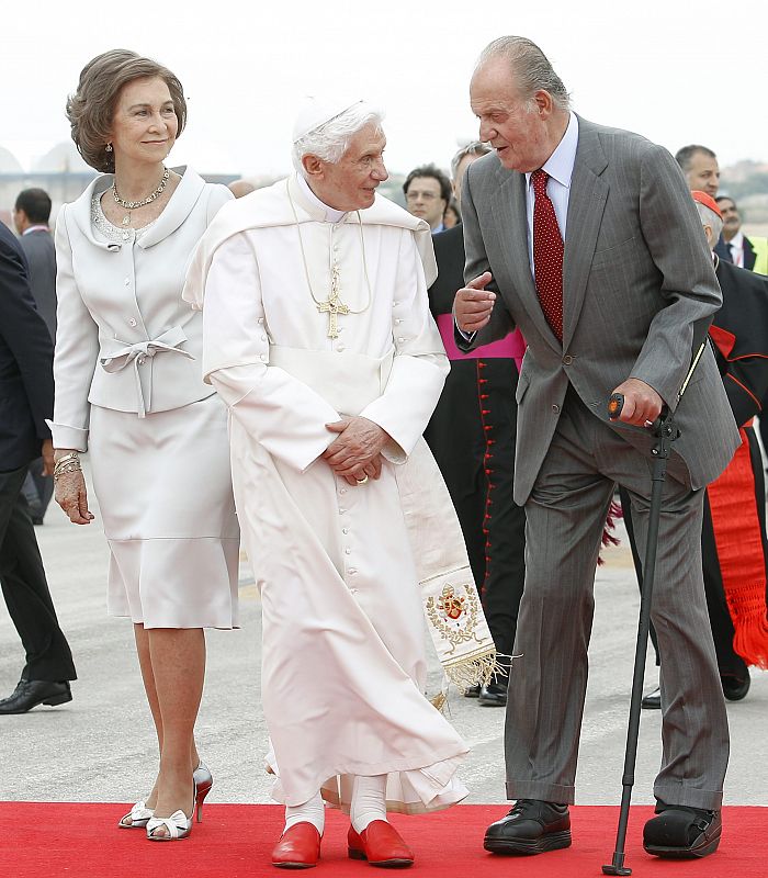 Recibimiento de los reyes en Barajas a Benedicto XVI  en Barajas