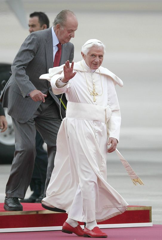 El papa Benedicto XVI acompañado del rey Juan Carlos a su llegada al aeropuerto de Barajas en Madrid