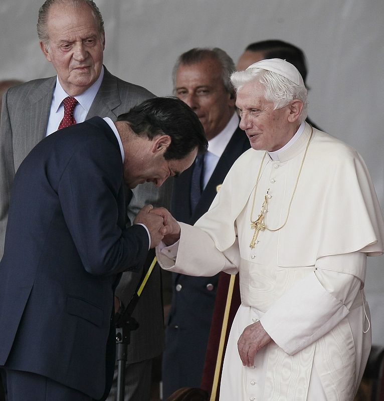 José Bono saluda a Benedicto XVI a su llegada a Madirid