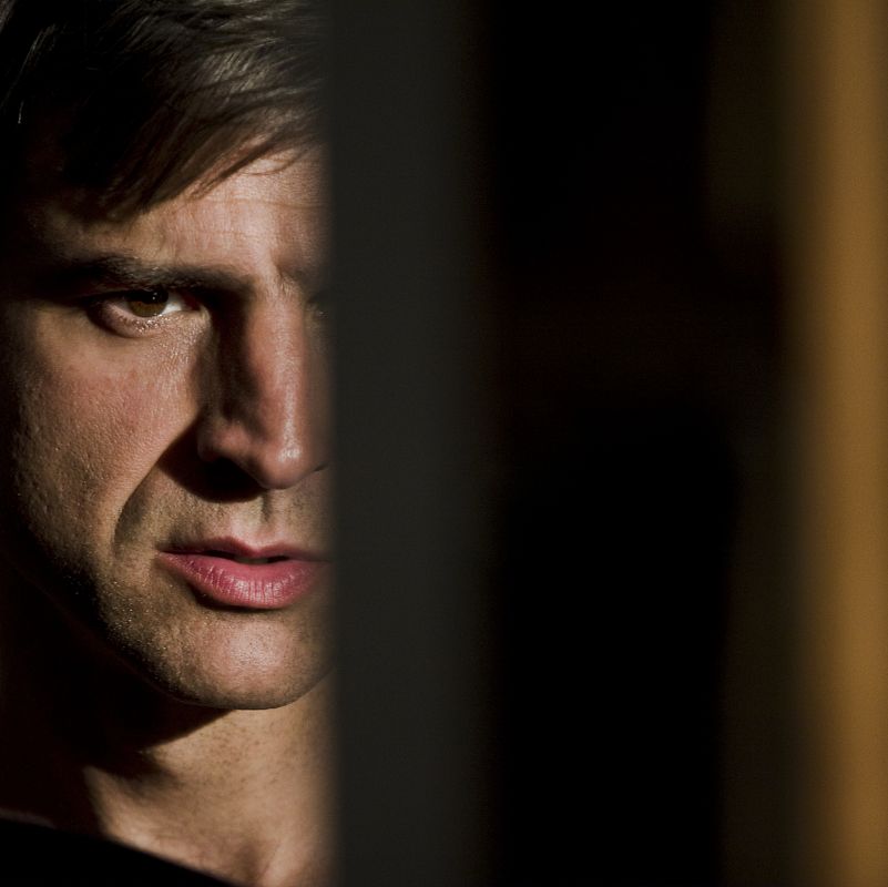 Marcos (Alberto San Juan) es el tercero en discordia en el juego de títeres que César iniciará con Clara.