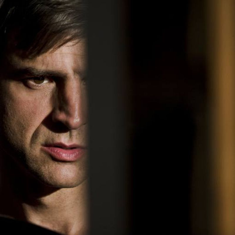 Marcos (Alberto San Juan) es el tercero en discordia en el juego de títeres que César iniciará con Clara.