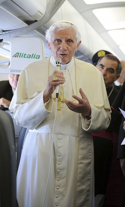 El papa Benedicto XVI se dirige a los periodistas que le acompañan en su viaje a Madrid