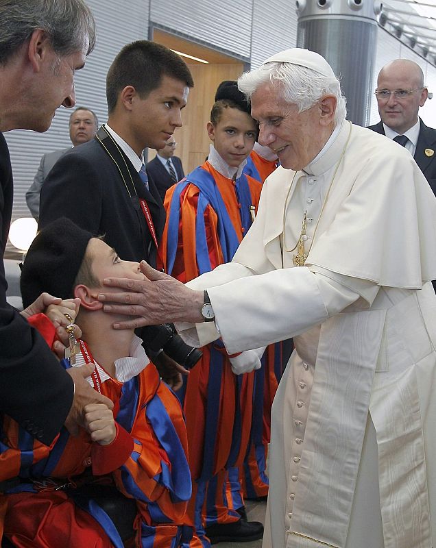 El papa Benedicto XVI saluda a un grupo de niños ataviados con el uniforme típico de la guardia suiza