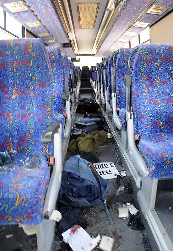Interior del autobús tiroteado, en el que han resultado heridos más de una docena de personas