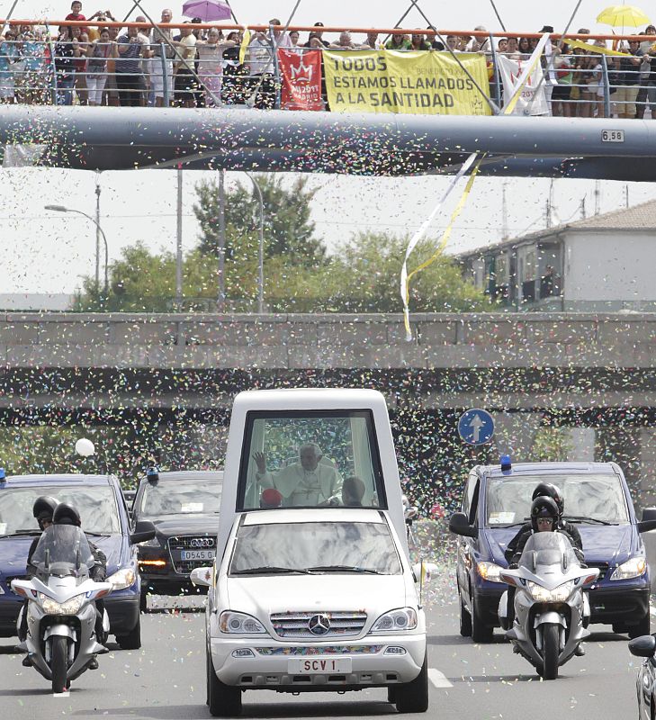 Pancartas con mensajes de bienvenida reciben al papa