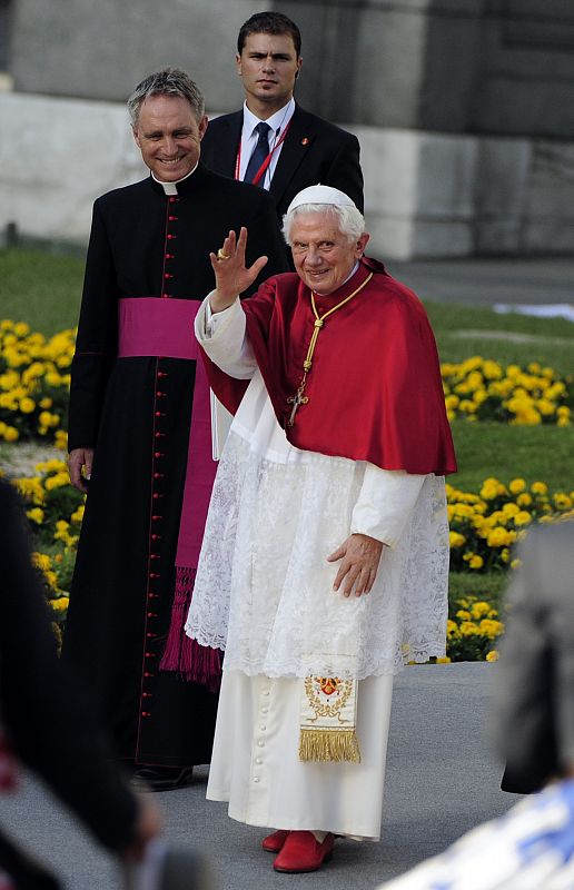 Benedicto XVI saluda después de atravesar la Puerta de Alcalá
