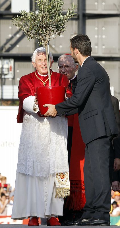 El papa Benedicto XVI es recibido con la entrega de un pequeño olivo