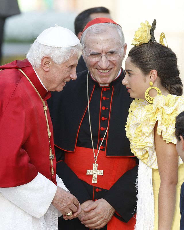 El papa conversa con una joven