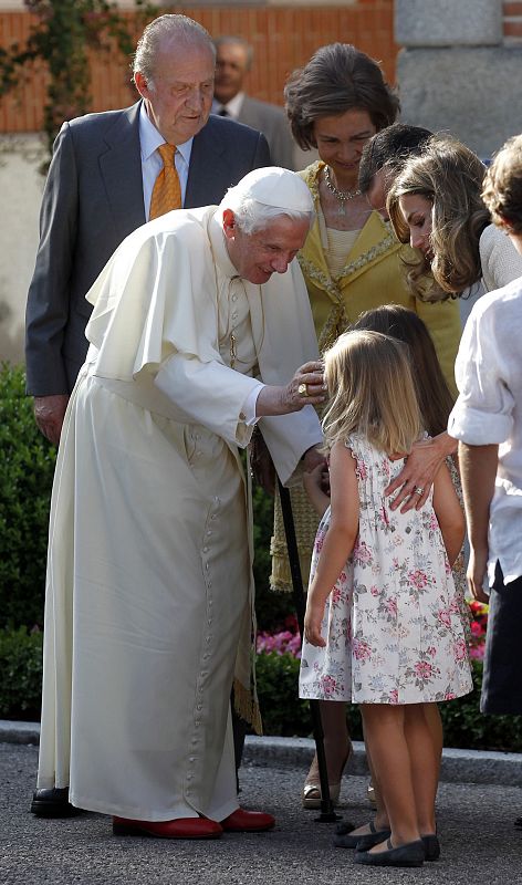 El papa bendice a las infantas Leonor y Sofía