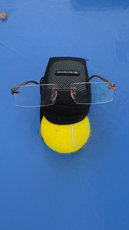 Contrapicado de un comentarista de tenis, en temporada estival.