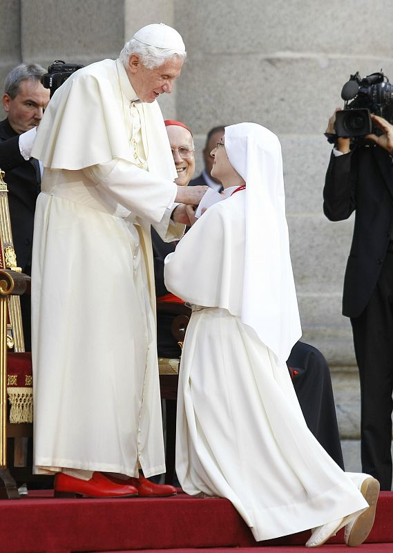 El papa Benedicto XVI saluda a una de las 1.664 jóvenes religiosas que le esperaban