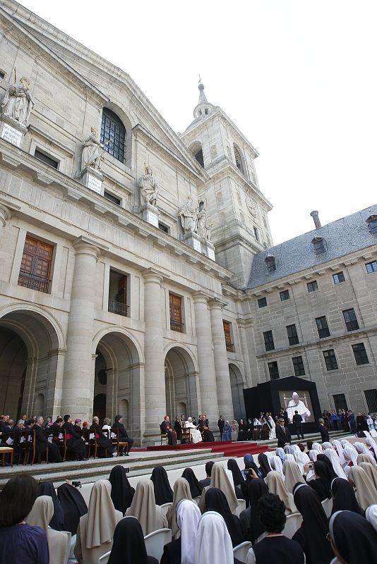Vista general del Patio de Reyes del Monasterio de El Escorial durante el encuentro del papa con las jóvenes religiosas