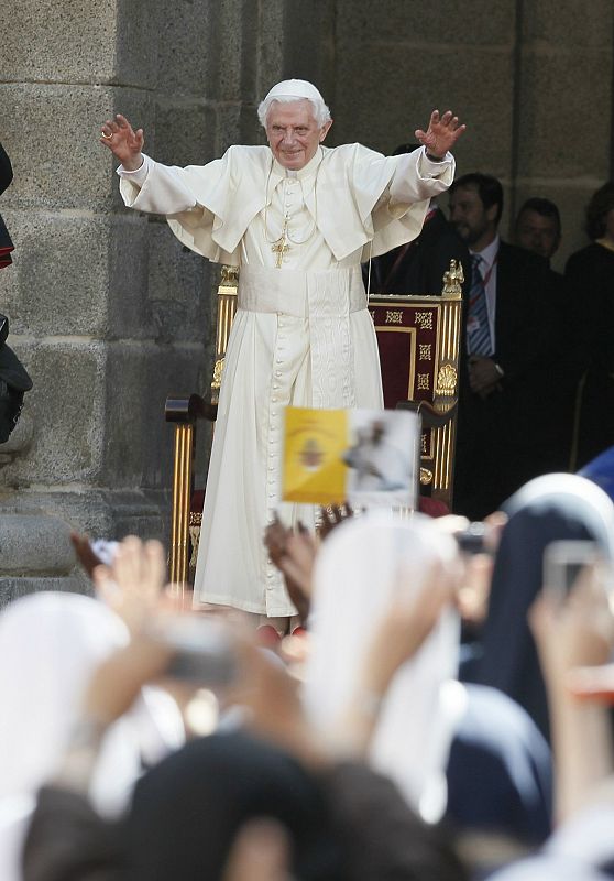 El papa Benedicto XVI saluda a los congregados en el Real Monasterio de El Escorial