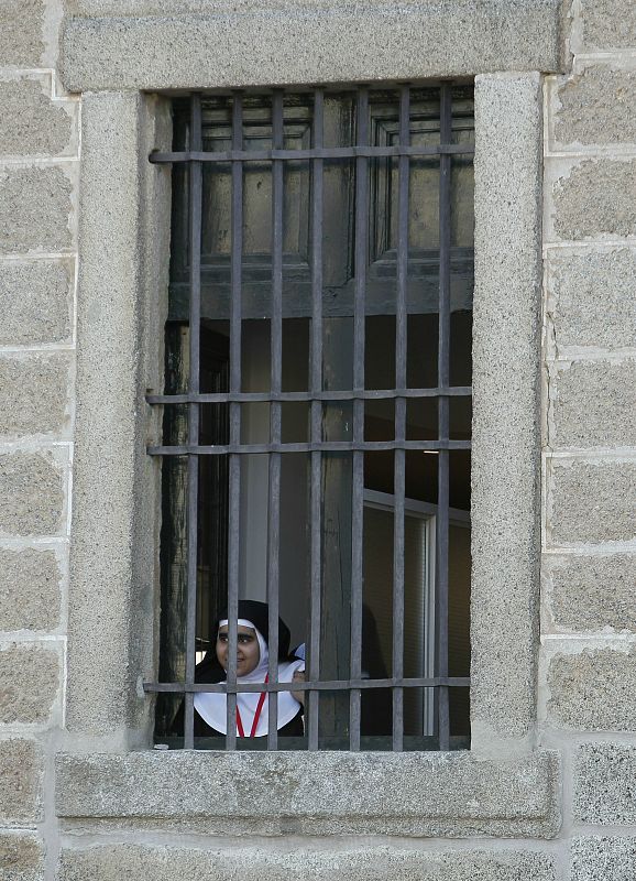 Una religiosa espera la llegada del papa Benedicto XVI al Real Monasterio de El Escoriall papa