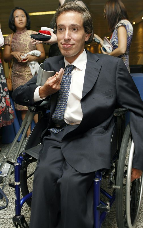 Un joven muestra un rosario, obsequio del papa Benedicto XVI