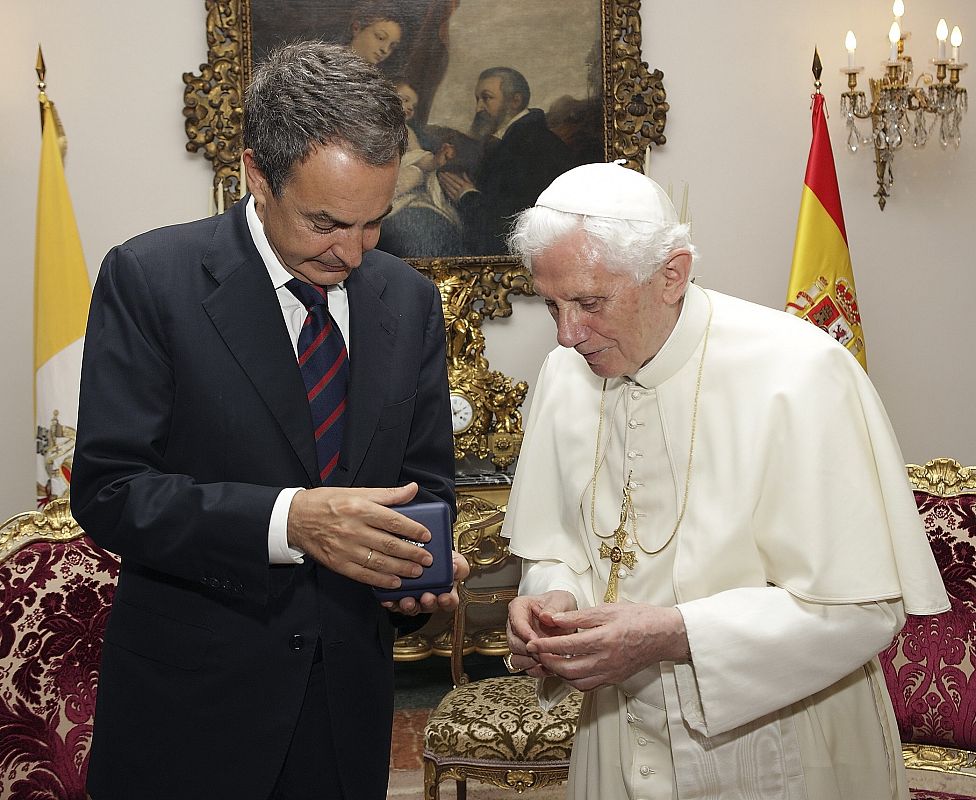 El presidente del Gobierno, José Luis Rodríguez Zapatero, y el papa Benedicto XVI durante el intercambio de regalos