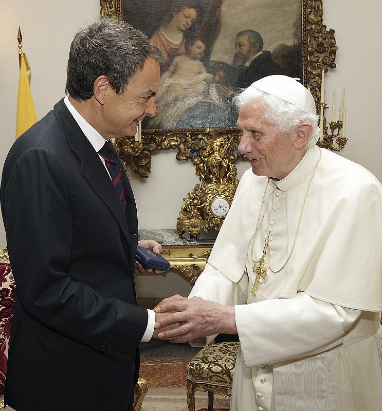 El papa Benedicto XVI y el presidente del Gobierno durante su encuentro en la Moncloa