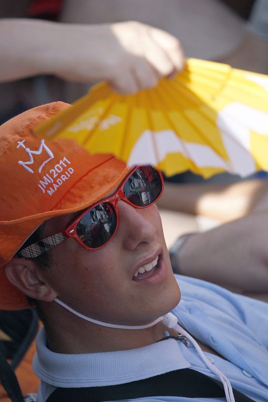 Un joven se abanica en la plaza de Cibeles de la capital