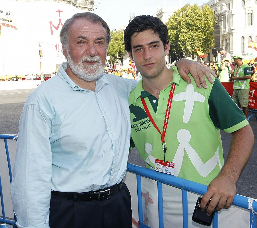 El eurodiputado del PP, Jaime Mayor Oreja, posa junto a un voluntario en la plaza de Cibeles