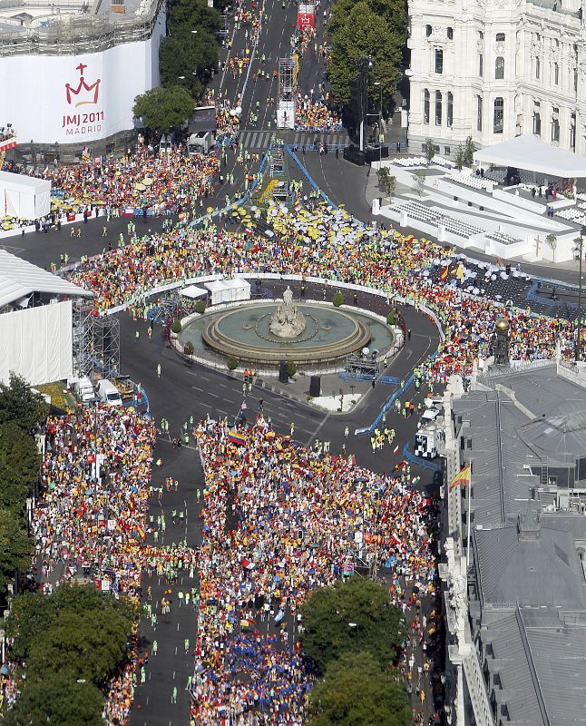 Vista aérea de la plaza de Cibeles de la capital donde miles de peregrinos esperan la llegada del papa Benedicto XVI