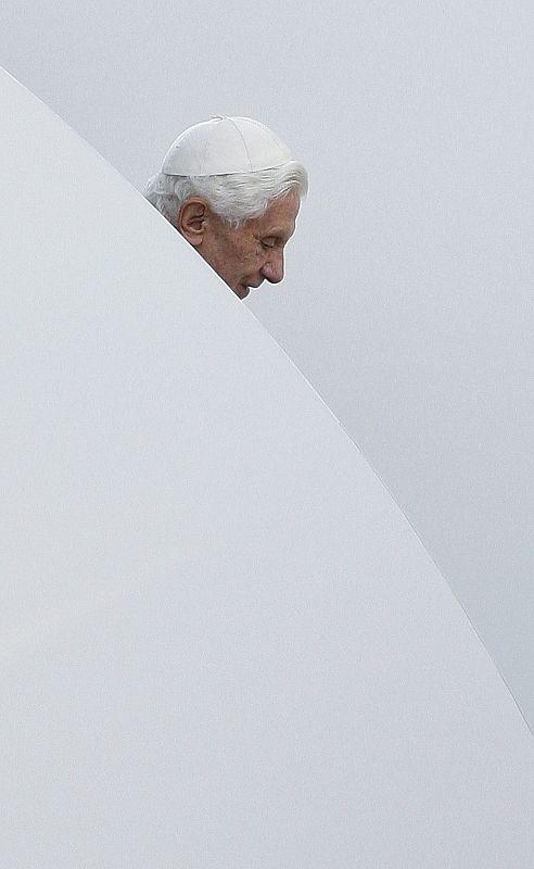 El papa Benedicto XVI sale de uno confesionarios instalados en el parque del Retiro de la capital donde confesó a varios jóvenes en el marco de la Jornada Mundial de la Juventud (JMJ)