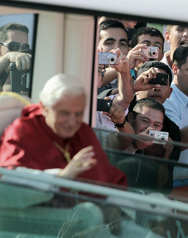 Al paso del papamóvil son muchos los que aprovechan para hacer fotografías al papa
