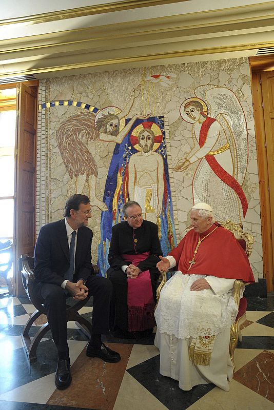 Benedicto XVI recibe al presidente del Partido Popular, Mariano Rajoy, en la sacristBenedicto XVI recibe al presidente del Partido Popular, Mariano Rajoy, en la sacristía de la Catedral de La Almudena de Madrid