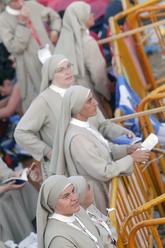 Varias religiosas esperan la llegada del papa Benedicto XVI