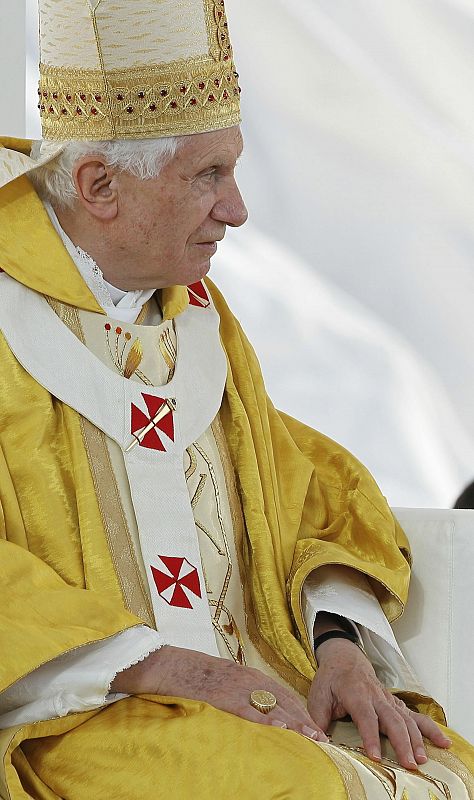 El papa Benedicto XVI al comienzo de la misa de clausura de la XXVI Jornada Mundial de la Juventud que oficia hoy en el aeródromo de Cuatro Vientos