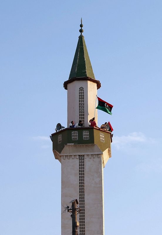 La nueva bandera libia es izada en la mezquita de Janzour, al oeste de Trípoli