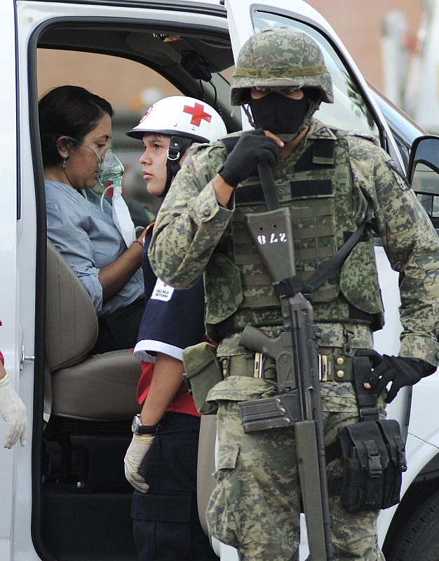 Una mujer es atendida por un médico tras el ataque con una granada contra el Casino Royal