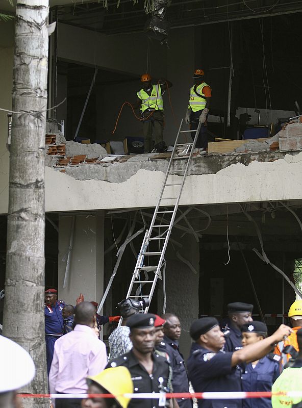 Ayuda del personal de la ONU por la explosión de una bomba que destruyó las oficinas de Naciones Unidas en Abuya, Nigeria