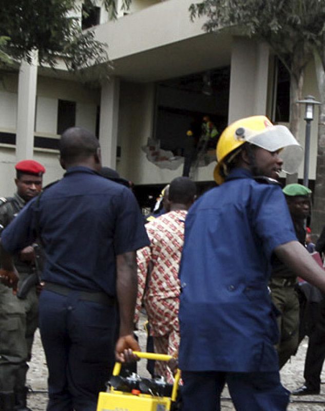 Personal de la ONU tras el atentado que destruyó las oficinas de Naciones Unidas en Abuya, capital nigeriana