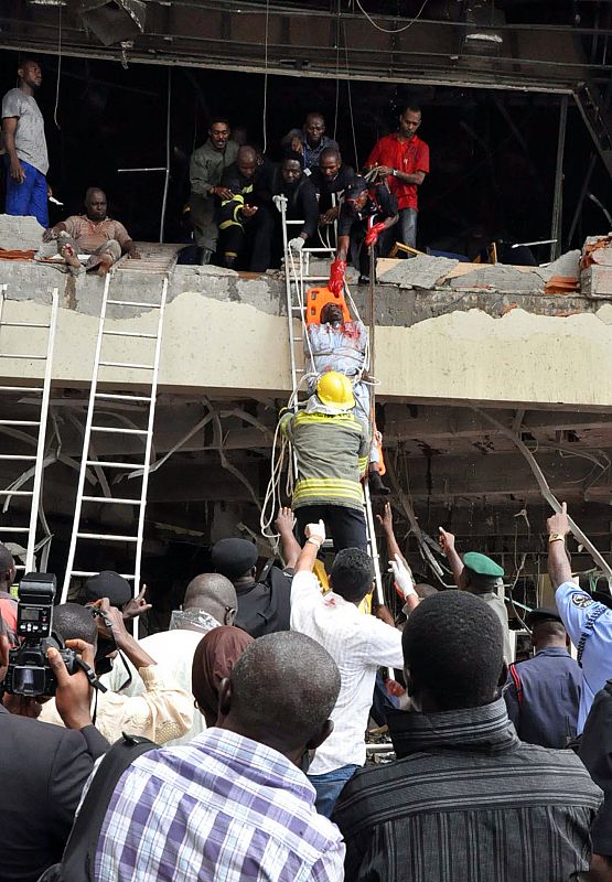 Los equipos de rescate evacúan a un herido desde el edificio de la ONU de la capital nigeriana tras un ataque de bomba