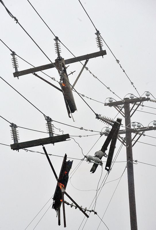 Línea eléctrica dañada por la llegada del huracán