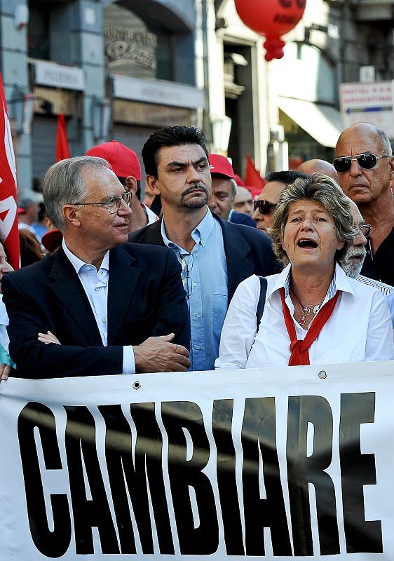 La secretaria general del sindicato CGIL camina junto su compañero Guglielmo Epifani.