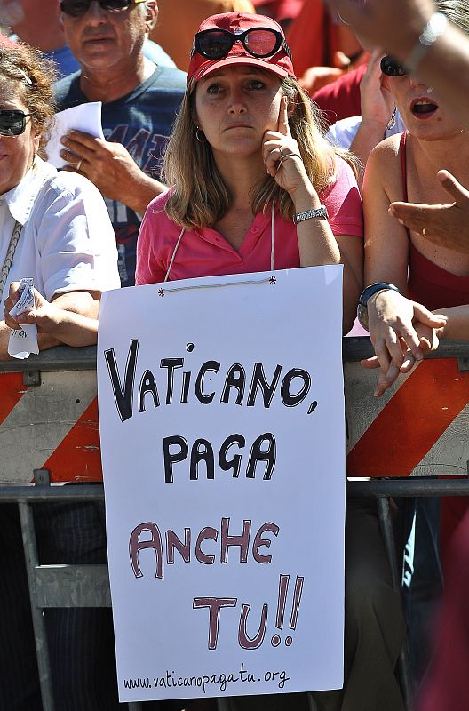 "El Vaticano también debe pagar", así reza una de las pancartas durante la manifestación