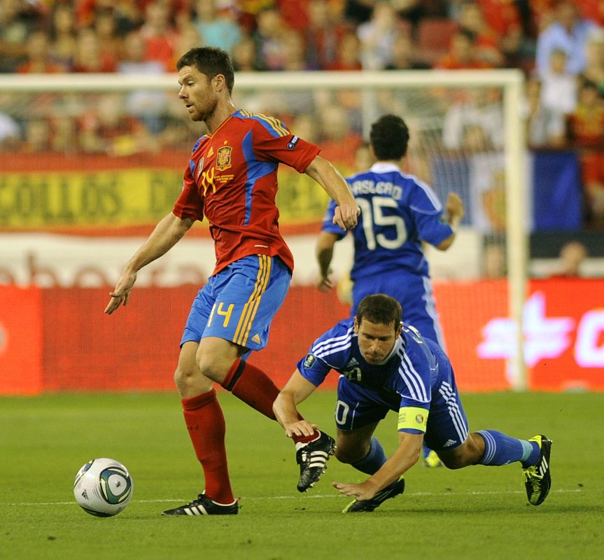 Xabi Alonso y Mario Frick durante el encuentro España - Liechtenstein.