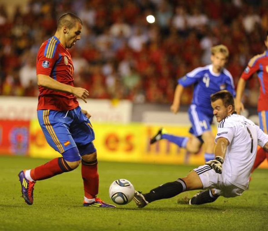 Alvaro Negredo bate por primera vez al portero de Liechtenstein, Peter Jehle.