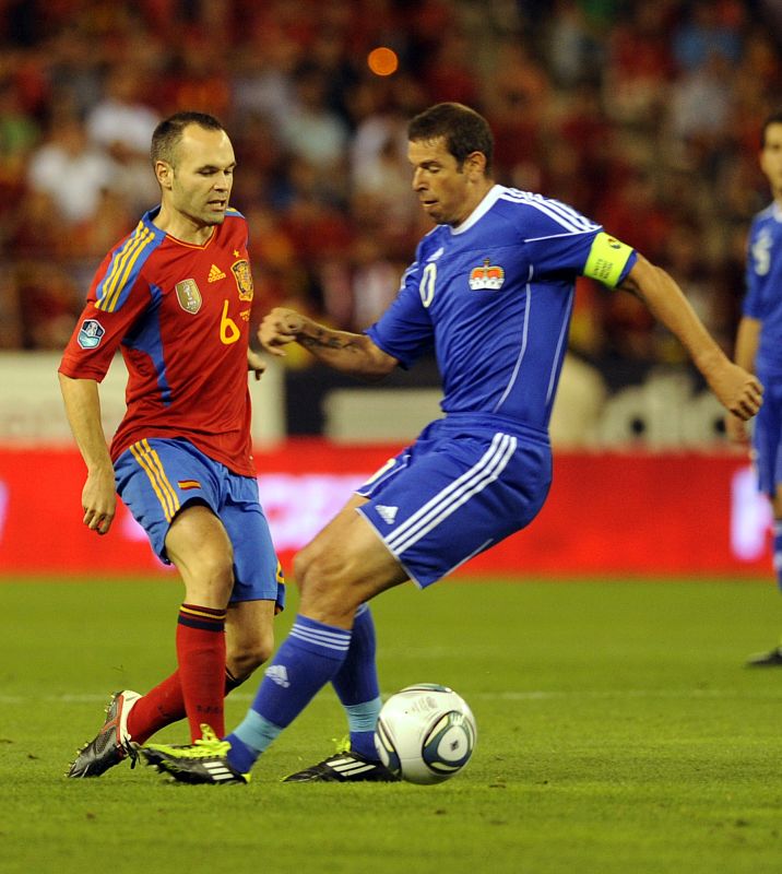 Iniesta pelea el balón ante el jugador de Liechtenstein Mario Frick.