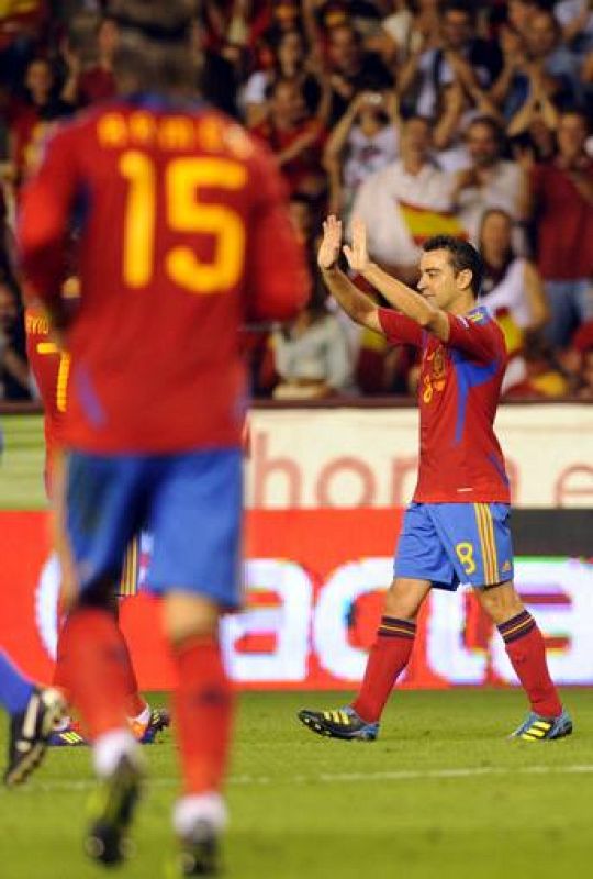 Xavi Hernández celebra el gol que ha marcado a Liechtenstein en el partido número 103 con la selección española, superando a Raúl González.
