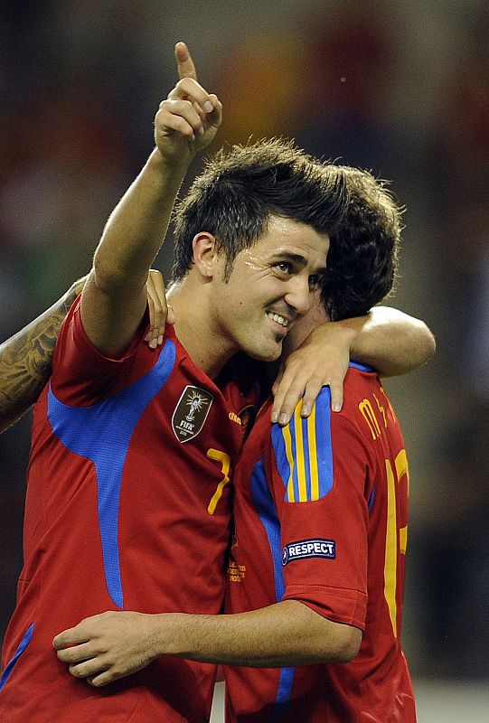 David Villa celebra su segundo gol en el partido, el número 49 en su cuenta particular como jugador de la selección española de fútbol.