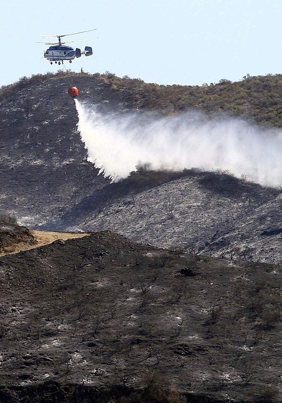 Un helicóptero trabaja en las tareas de extinción del incendio forestal