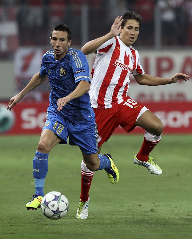 Amalfitano esquiva la entrada del español David Fuster en el Olympiakos - O. Marsella